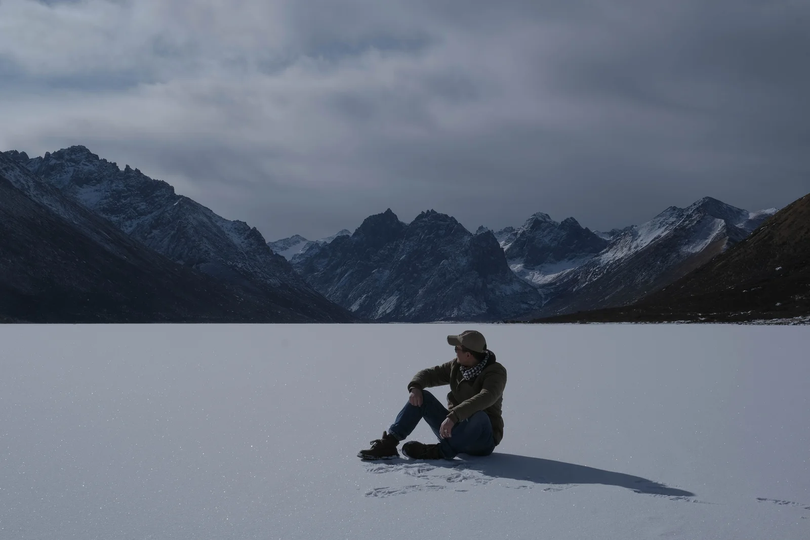 Snow lying on a high mountain trail — the conditions where a membrane and insulation stop being optional
