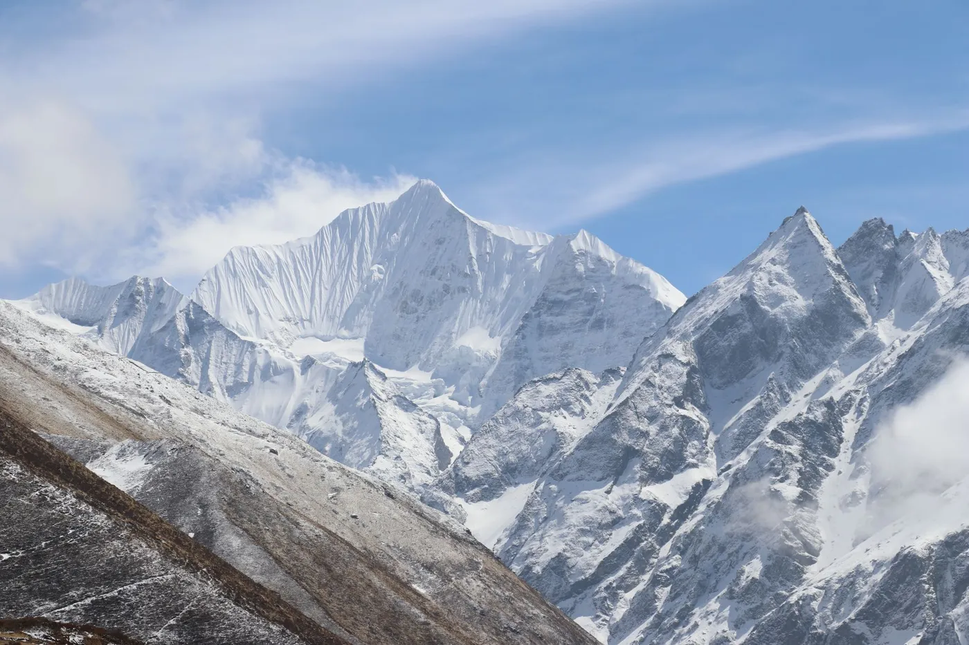 朗塘谷上方朗塘里隆峰(7,227 米)的冰川与雪坡